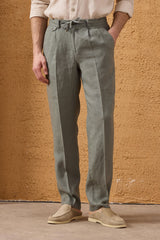 Herren-Leinenjacke mit Reißverschluss in Marineblau und salbeigrüne Hose – ein elegantes, lässiges Sommeroutfit