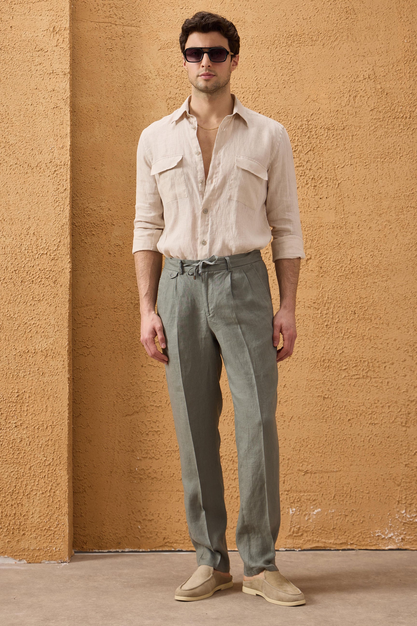 Herren-Leinenjacke mit Reißverschluss in Marineblau und salbeigrüne Hose – ein elegantes, lässiges Sommeroutfit