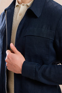 Herren-Leinenjacke mit Reißverschluss in Marineblau und salbeigrüne Hose – ein elegantes, lässiges Sommeroutfit