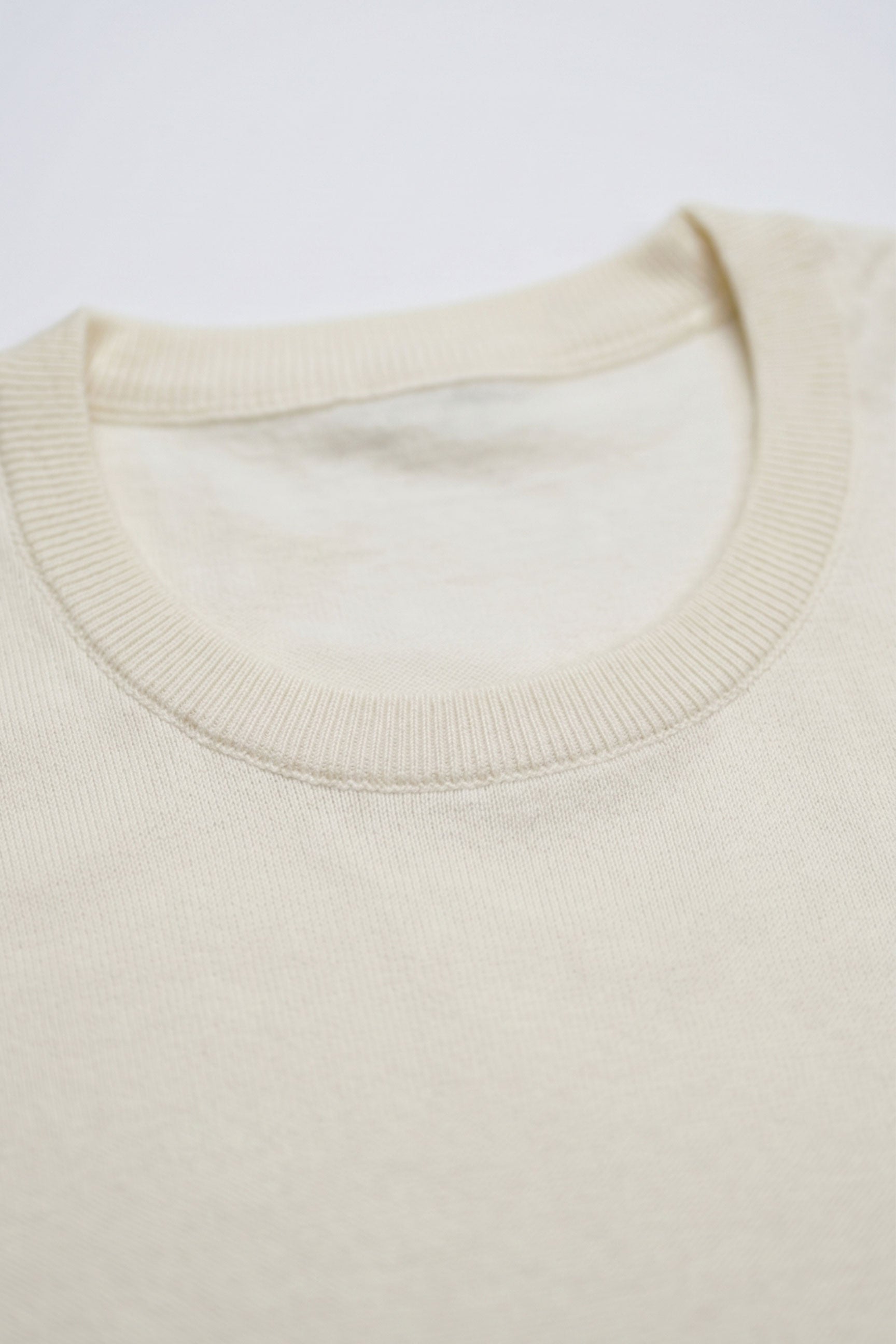 Herren-T-Shirt in Off-White, Strick, normale Passform, Rundhalsausschnitt, Kurzarm