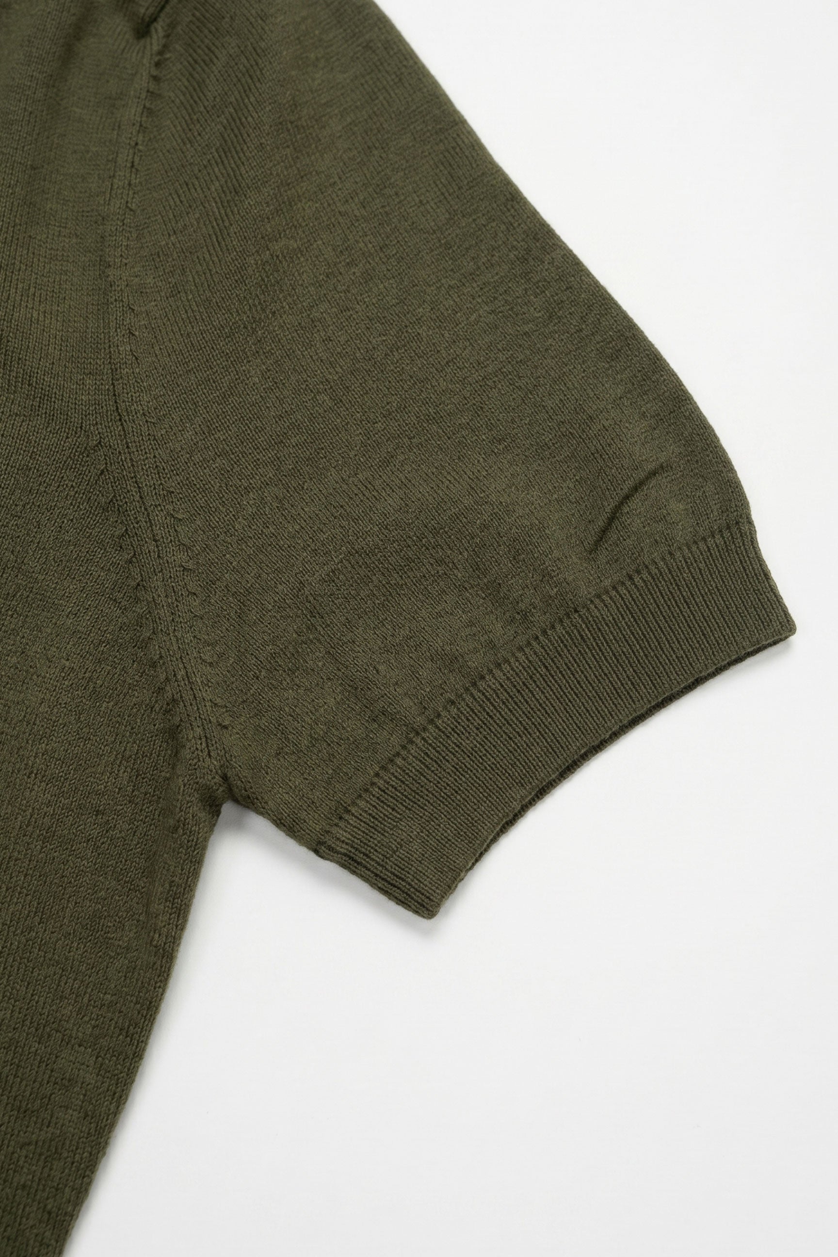 Herren-Strickshirt, olivgrün, normale Passform, Rundhalsausschnitt, Kurzarm