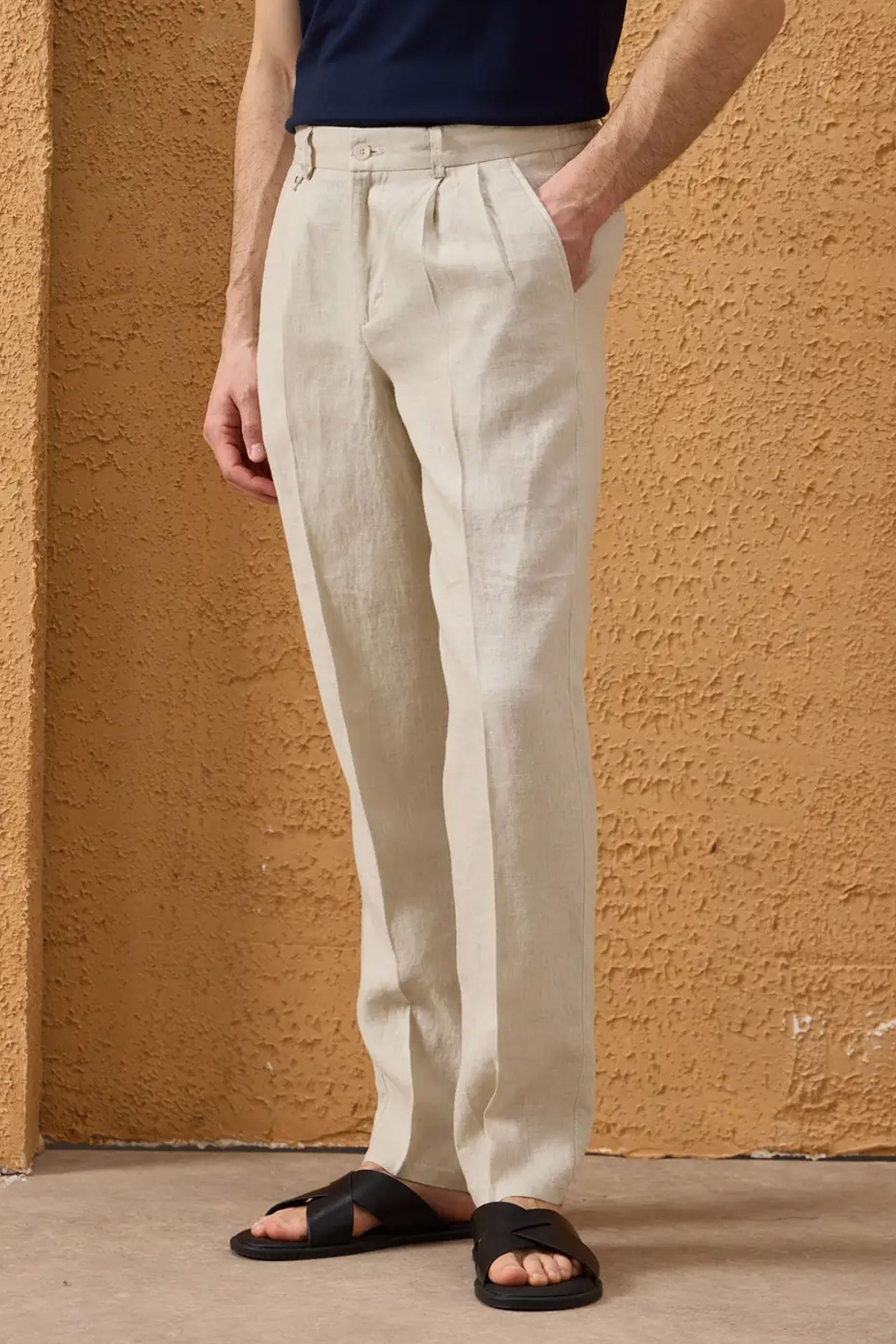 Herren-Set: Leinenjacke mit Reißverschluss in Salbeigrün und beigefarbene Hose – ein elegantes, lässiges Sommeroutfit