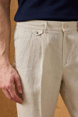 Herren-Set: Leinenjacke mit Reißverschluss in Salbeigrün und beigefarbene Hose – ein elegantes, lässiges Sommeroutfit