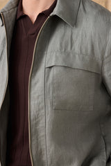 Herren-Set: Leinenjacke mit Reißverschluss in Salbeigrün und beigefarbene Hose – ein elegantes, lässiges Sommeroutfit