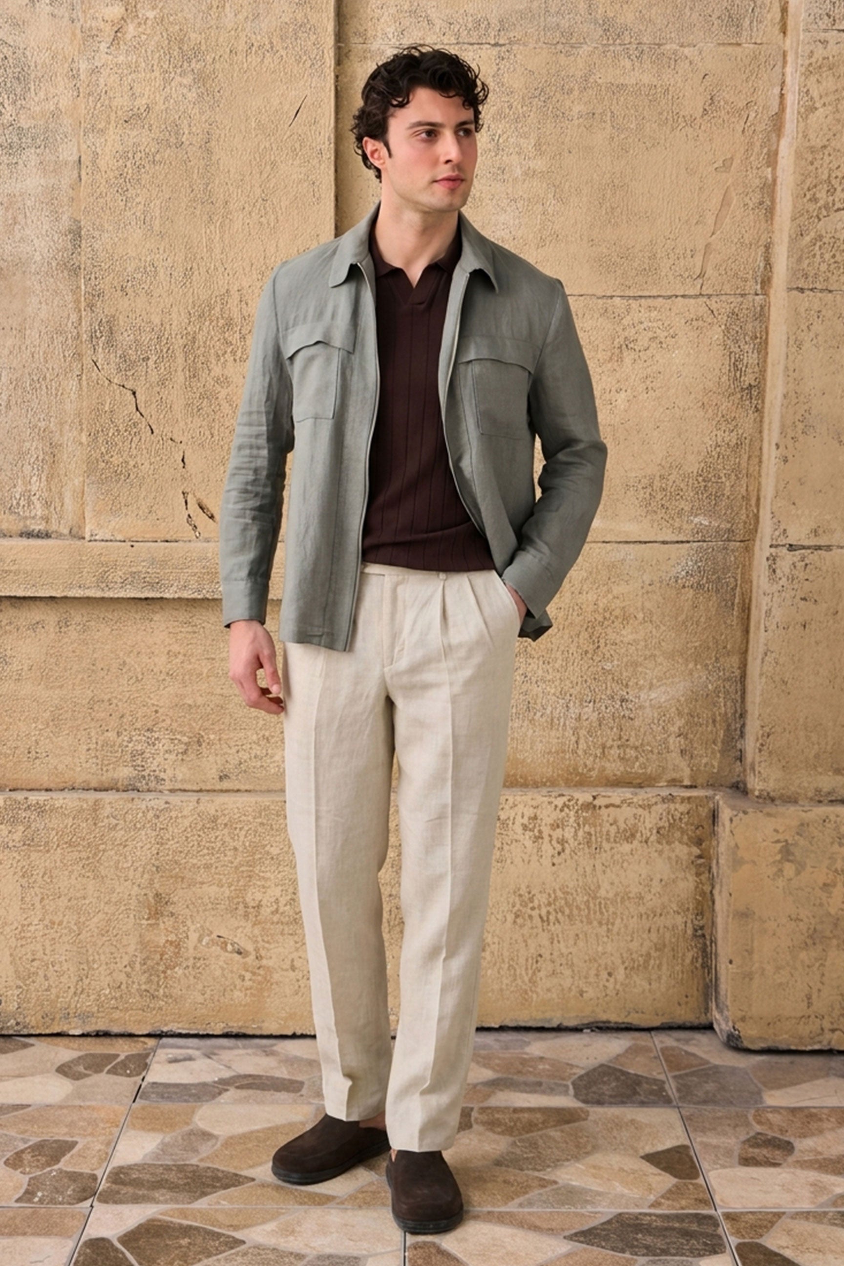 Herren-Set: Leinenjacke mit Reißverschluss in Salbeigrün und beigefarbene Hose – ein elegantes, lässiges Sommeroutfit