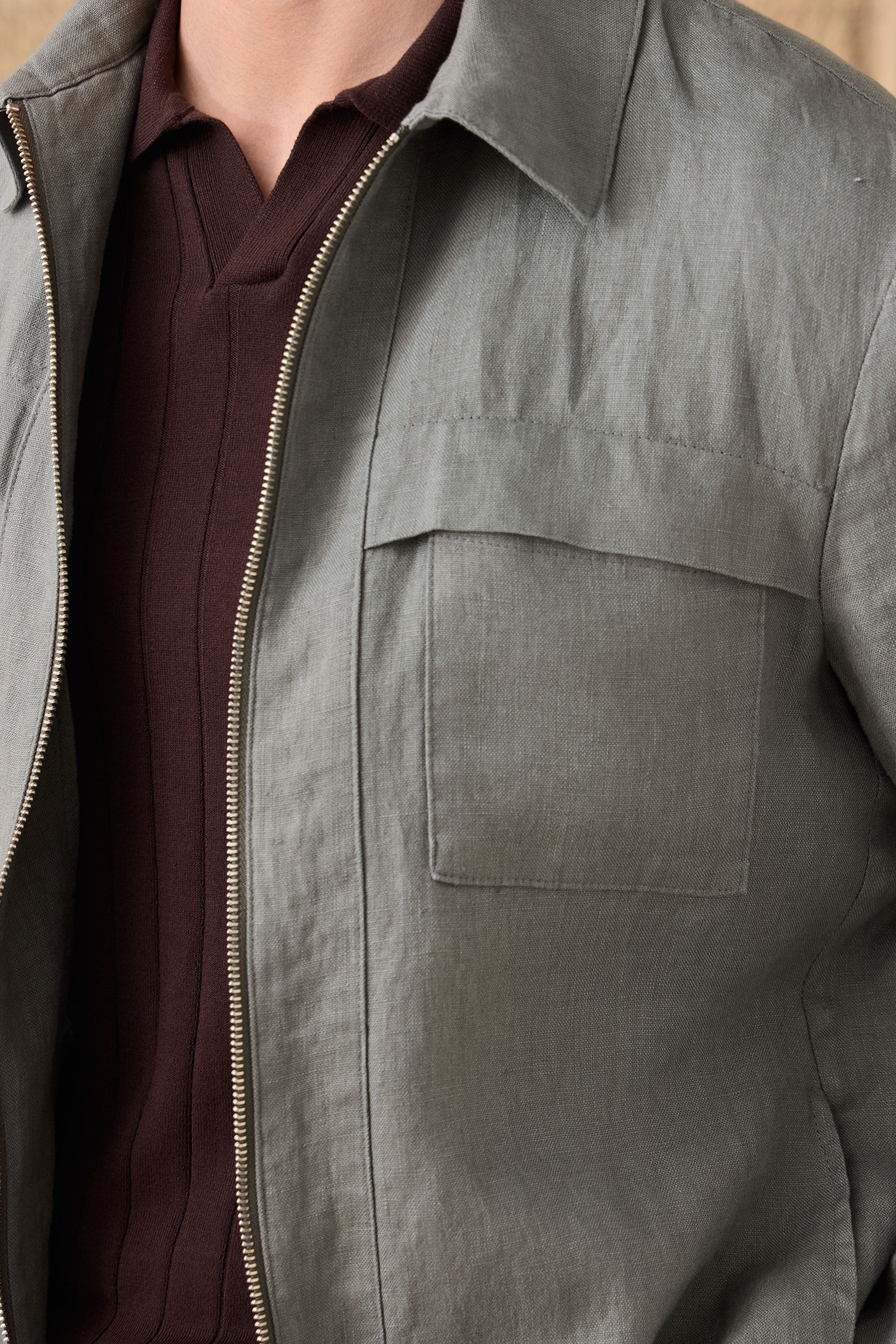 Herren-Set: Leinenjacke mit Reißverschluss in Salbeigrün und braune Hose – ein elegantes, lässiges Sommeroutfit