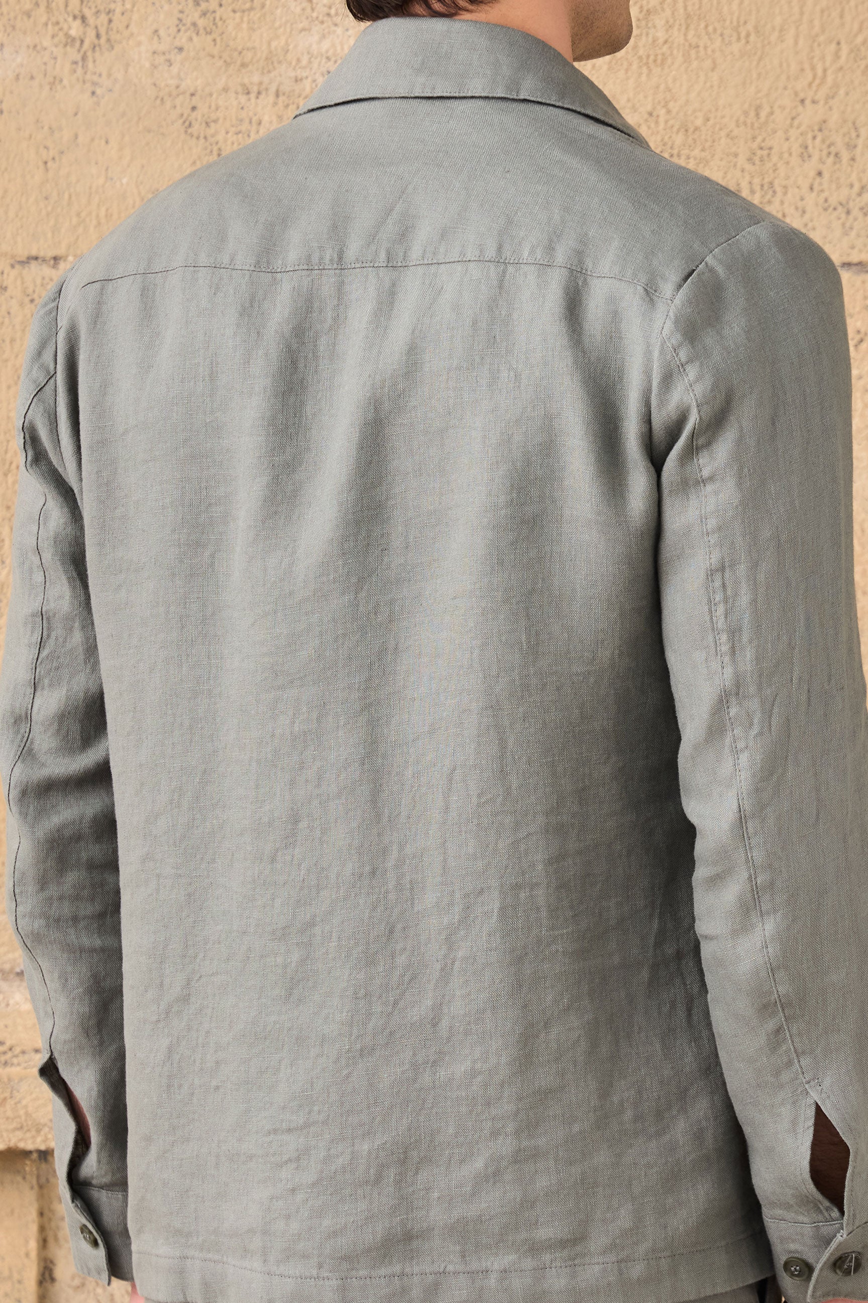 Herren-Set: Leinenjacke mit Reißverschluss in Salbeigrün und braune Hose – ein elegantes, lässiges Sommeroutfit