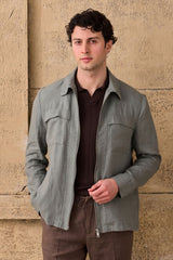 Herren-Set: Leinenjacke mit Reißverschluss in Salbeigrün und braune Hose – ein elegantes, lässiges Sommeroutfit