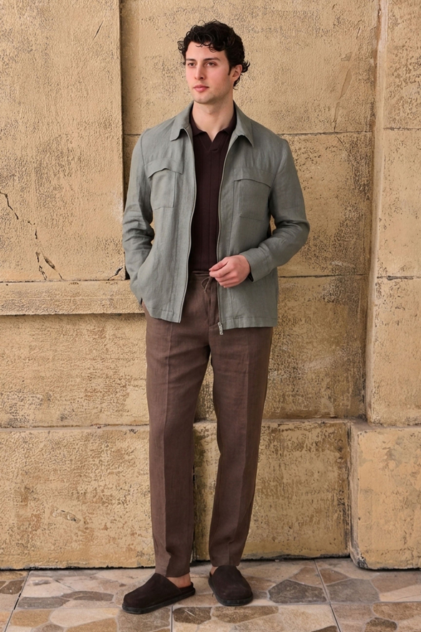 Herren-Set: Leinenjacke mit Reißverschluss in Salbeigrün und braune Hose – ein elegantes, lässiges Sommeroutfit