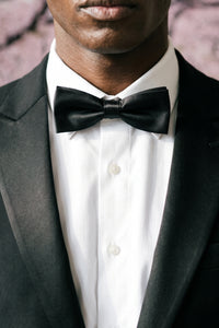 Schwarze, schmal geschnittene Satin-Businessfliege für Herren