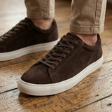 Braune Herren-Sneaker aus Wildleder mit Schnürung