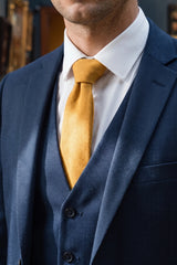 Herrenkrawatte mit goldfarbenem Wildlederfinish