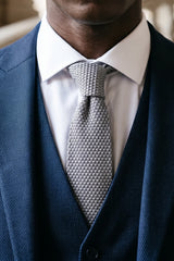 Graue, einfarbige Strickkrawatte für Herren