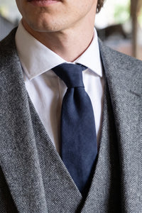 Herrenkrawatte in Marineblau mit Wildlederfinish