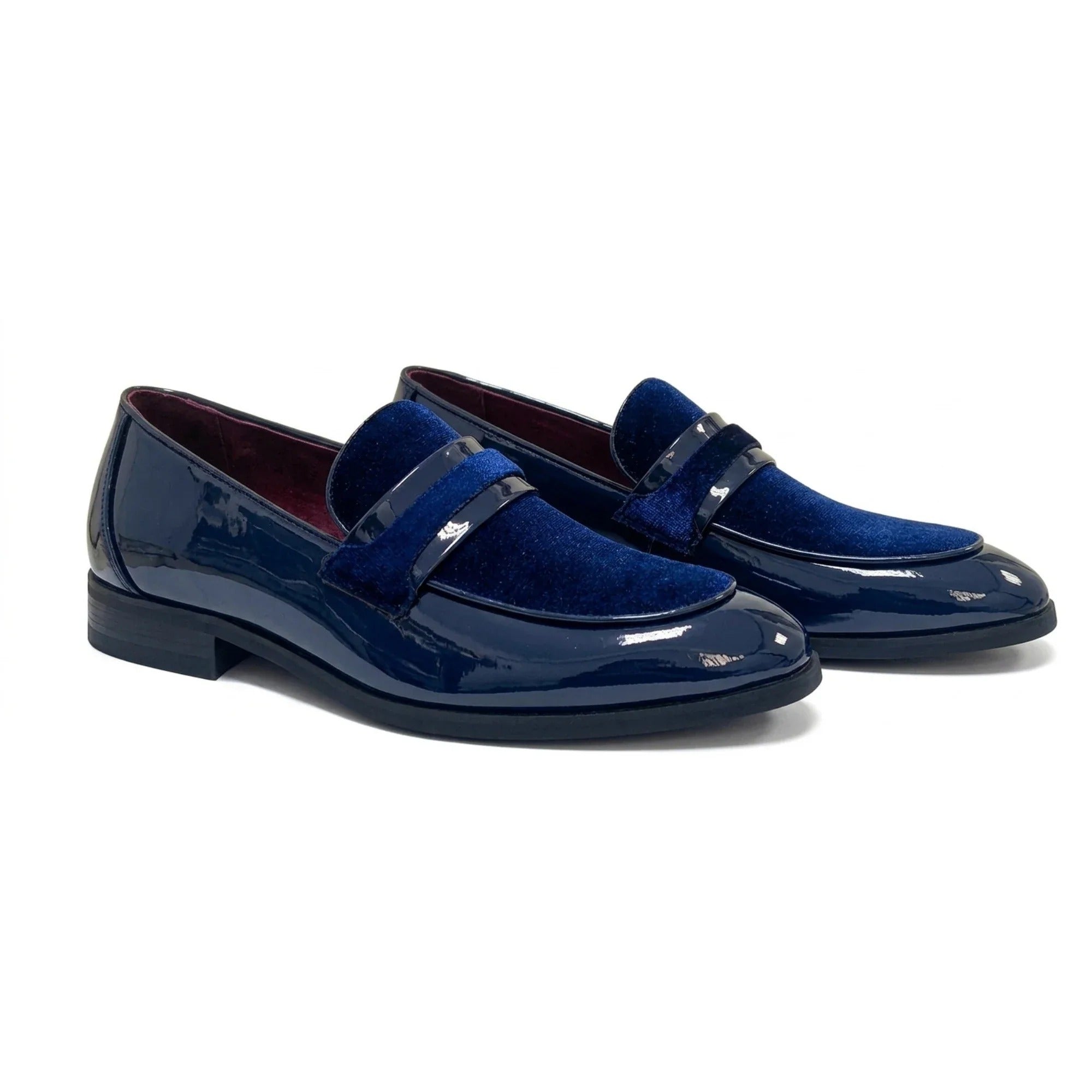 Herren-Slipper aus veganem Leder mit Samtdetails und Lackleder-Finish