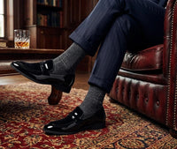 Herren-Slipper aus veganem Leder mit Samtdetails und Lackleder-Finish