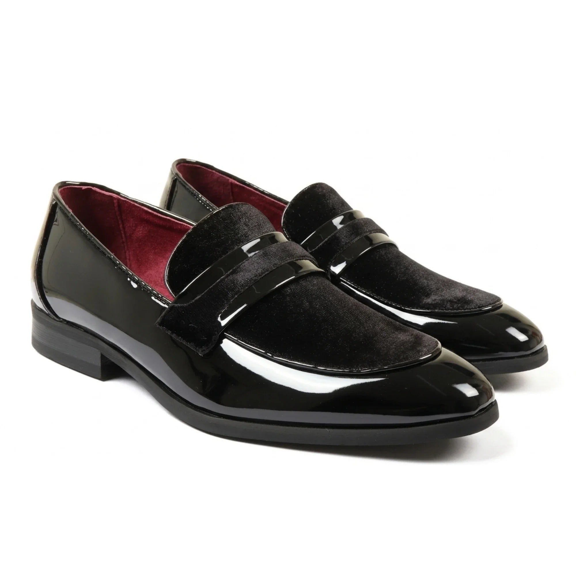Herren-Slipper aus veganem Leder mit Samtdetails und Lackleder-Finish