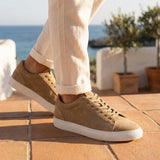 Herren-Sneaker aus steingrauem Wildleder mit Schnürung