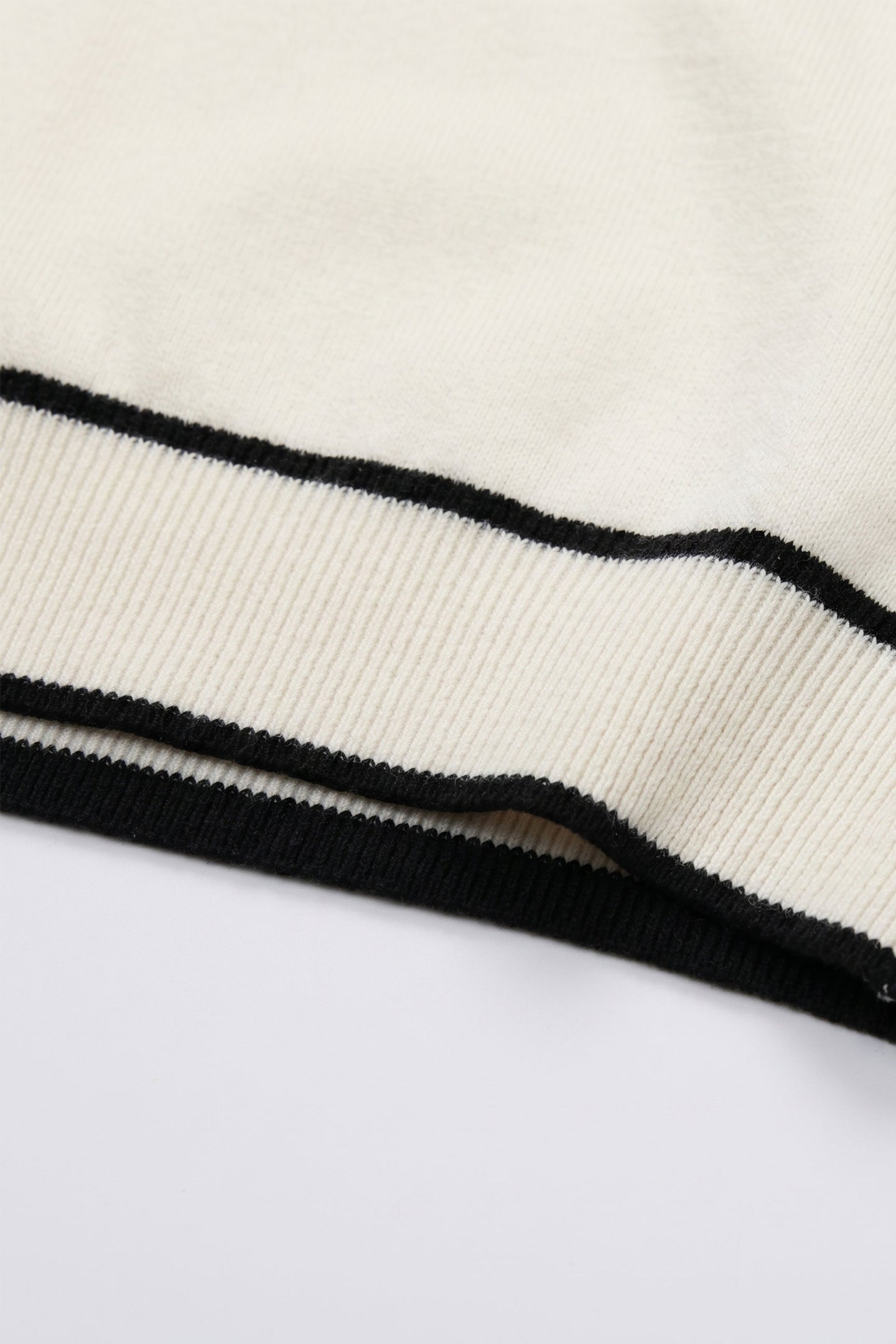 Herren-T-Shirt in Off-White, Strick, normale Passform, Rundhalsausschnitt mit Kontrastbesatz