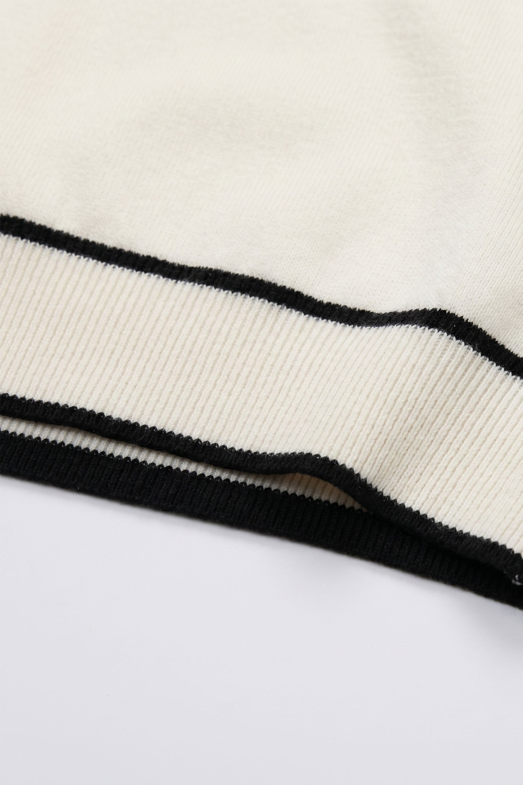 Herren-T-Shirt in Off-White, Strick, normale Passform, Rundhalsausschnitt mit Kontrastbesatz