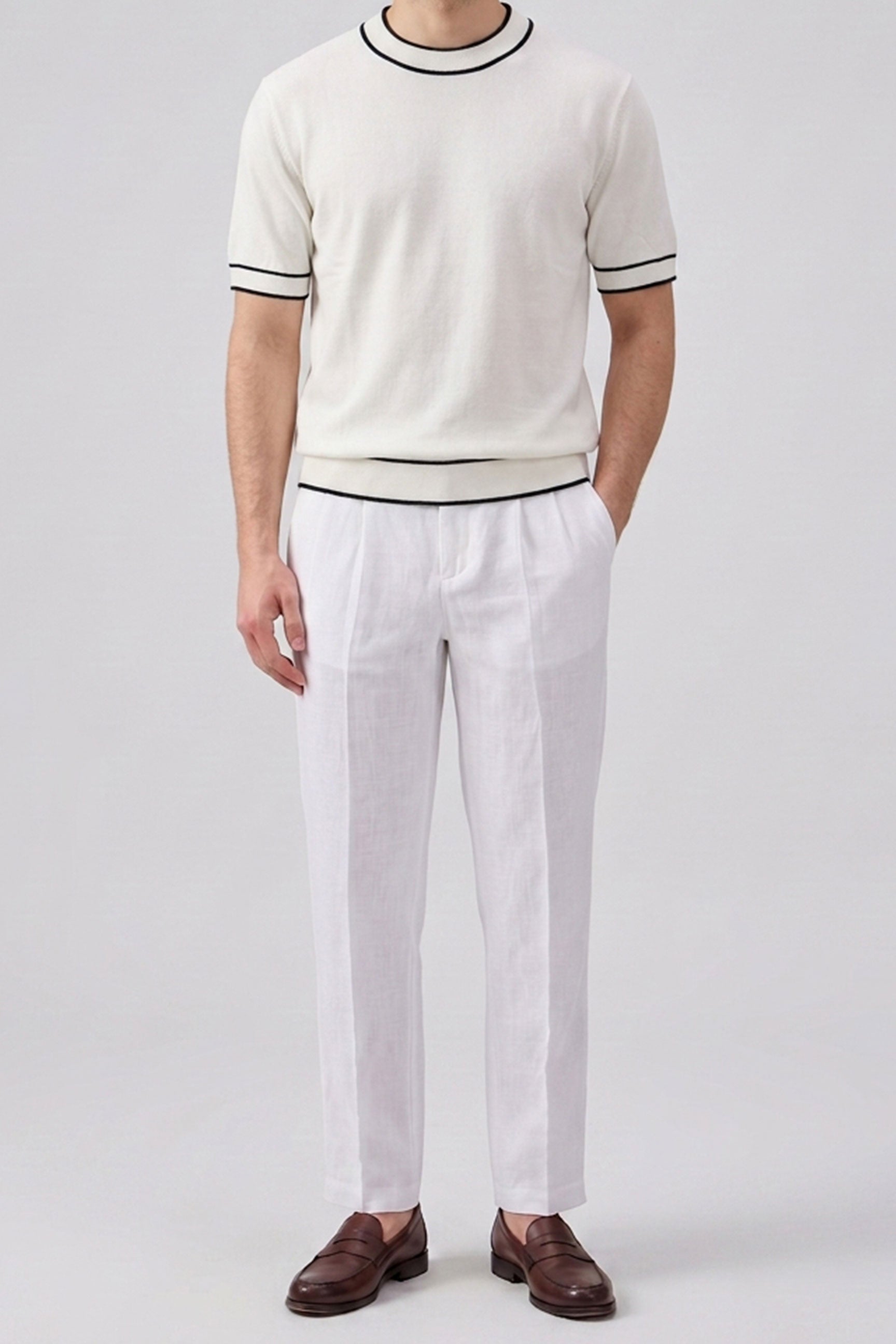 Herren-T-Shirt in Off-White, Strick, normale Passform, Rundhalsausschnitt mit Kontrastbesatz