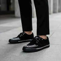 Spitz zulaufende Creeper Sneaker, schwarz-weiße Wildleder-Plateauschuhe