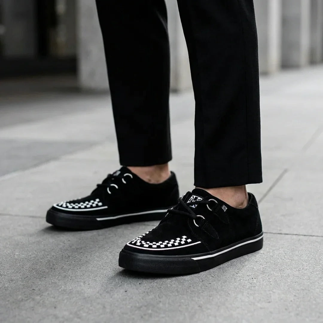 Spitz zulaufende Creeper Sneaker, schwarz-weiße Wildleder-Plateauschuhe