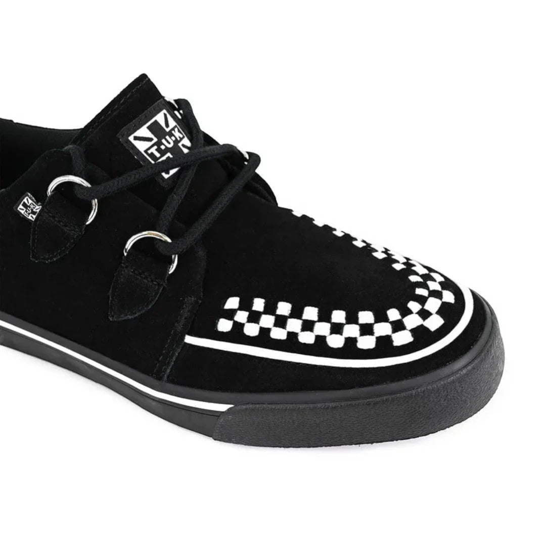 Spitz zulaufende Creeper Sneaker, schwarz-weiße Wildleder-Plateauschuhe