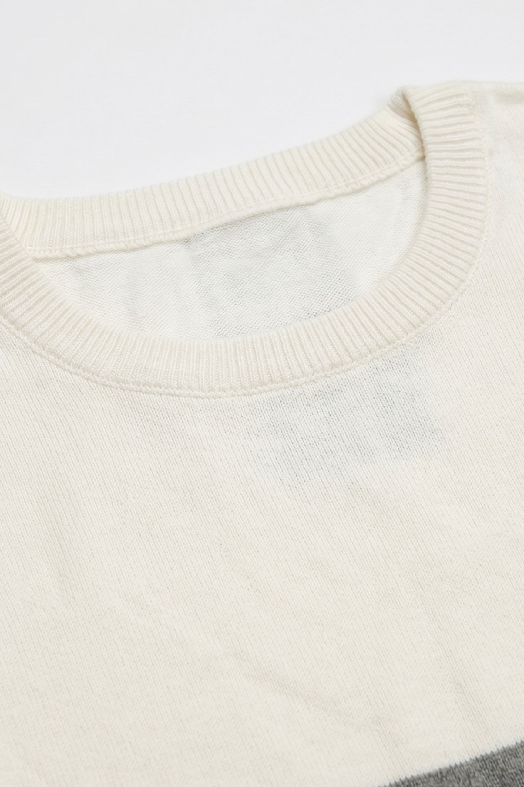 Weißes und schwarzes Strick-T-Shirt mit Farbblockmuster für Herren